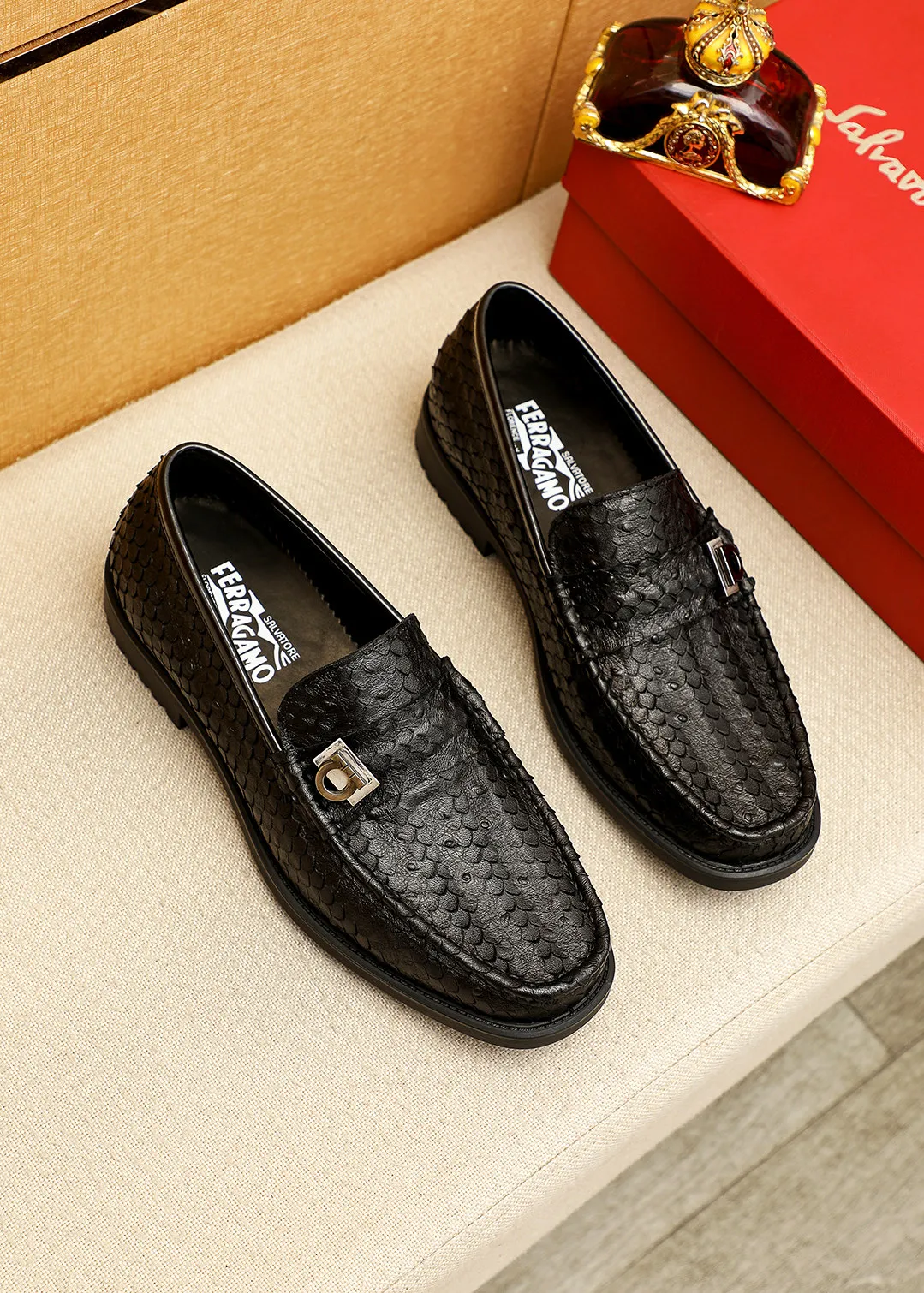 Men's shoes 💰520 💐 Product trademark: Ferragamo "Ferragamo" casual leather shoes Regular size: 38-44 (45.46🉑️customized) Product materials: Selected imported first-layer calfskin embossed upper + original hardware buckle, imported water-dyed cow leather lining. Strong three-dimensional visual effect, original outsole color: 1⃣️color optional